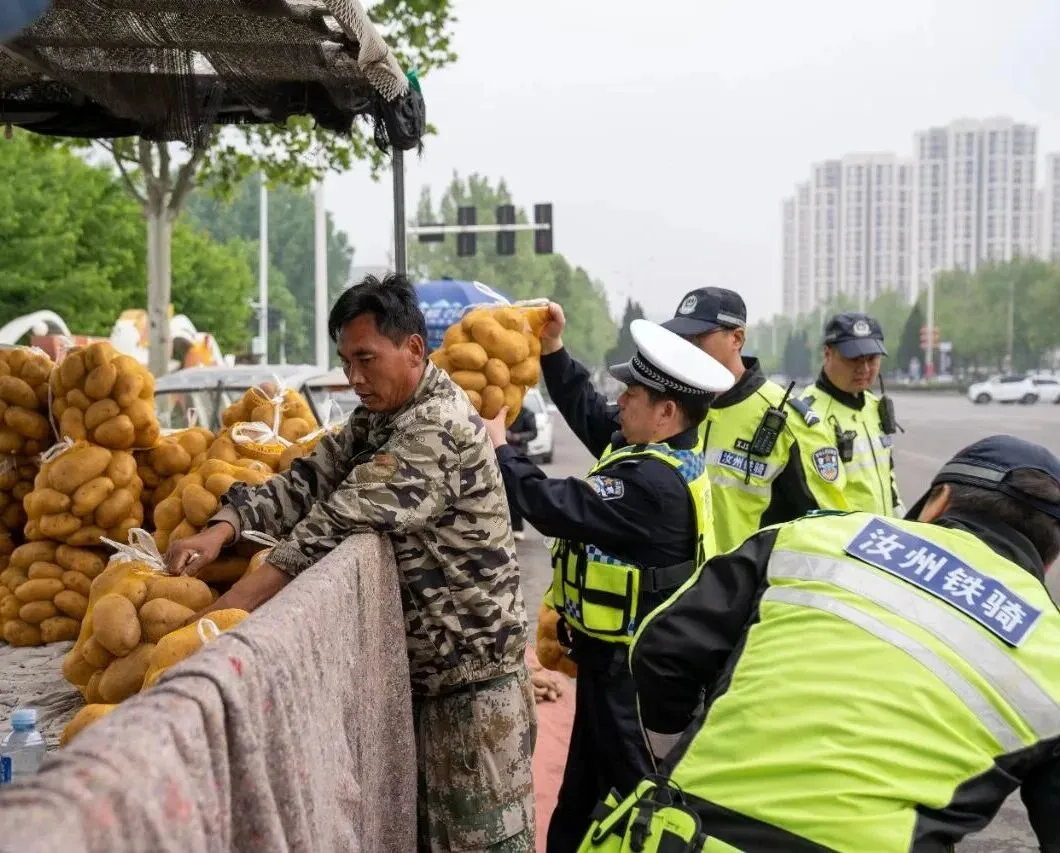 汝州交警整顿“马路市场”