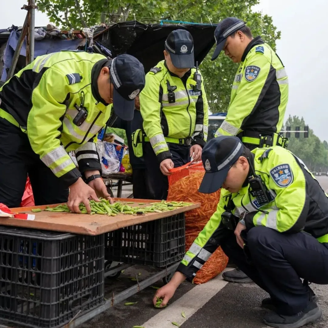 汝州交警整顿“马路市场”