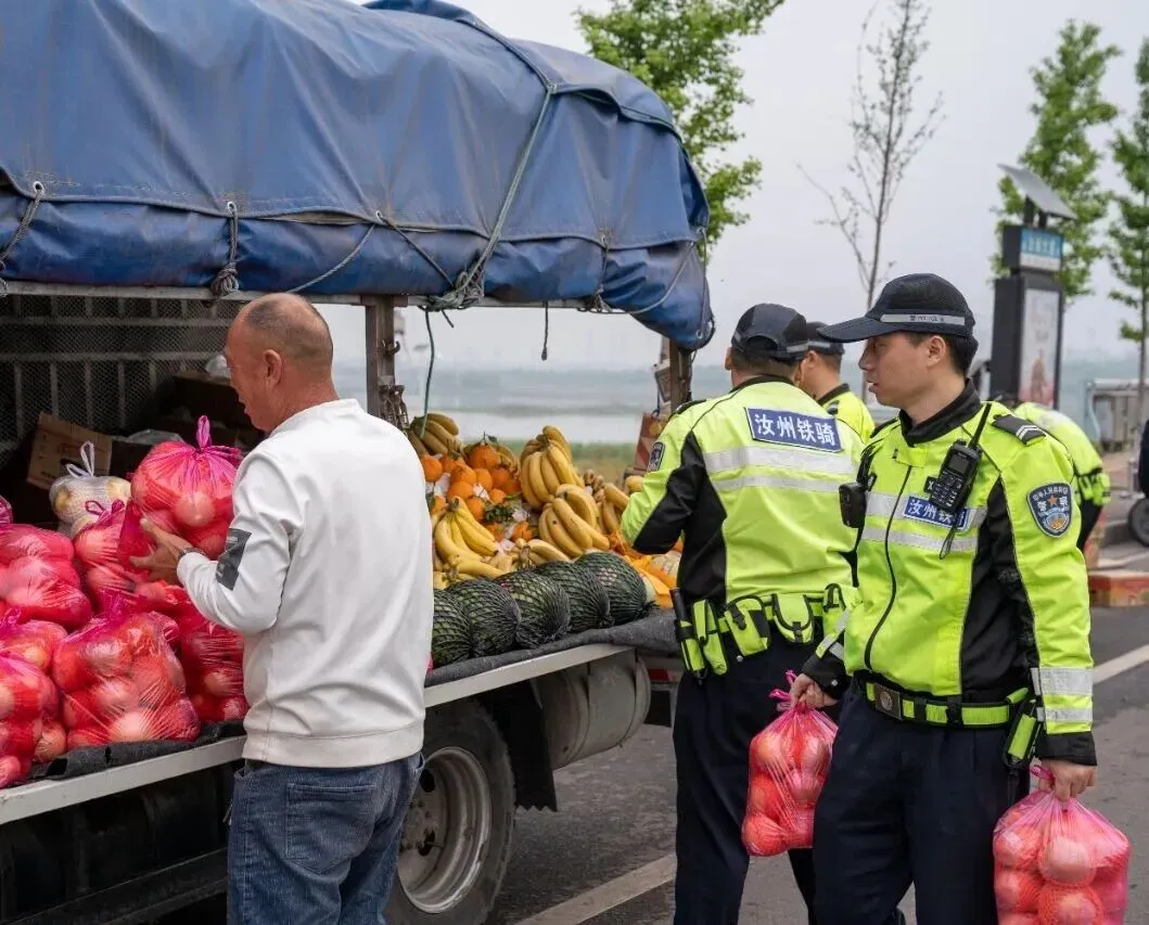 汝州交警整顿“马路市场”