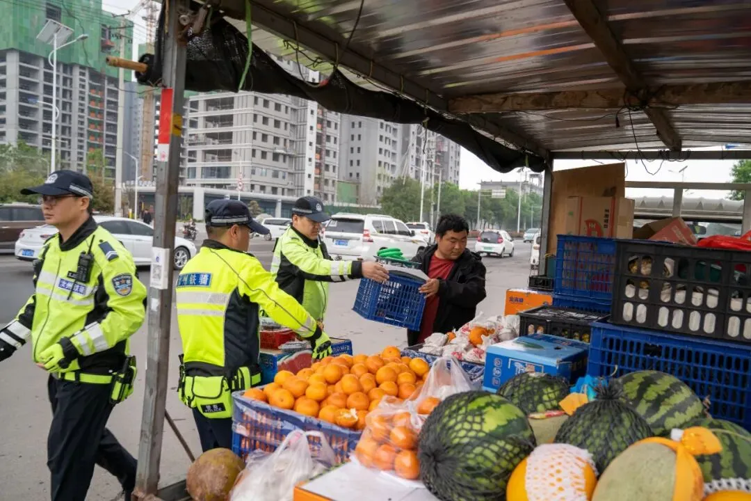 汝州交警整顿“马路市场”