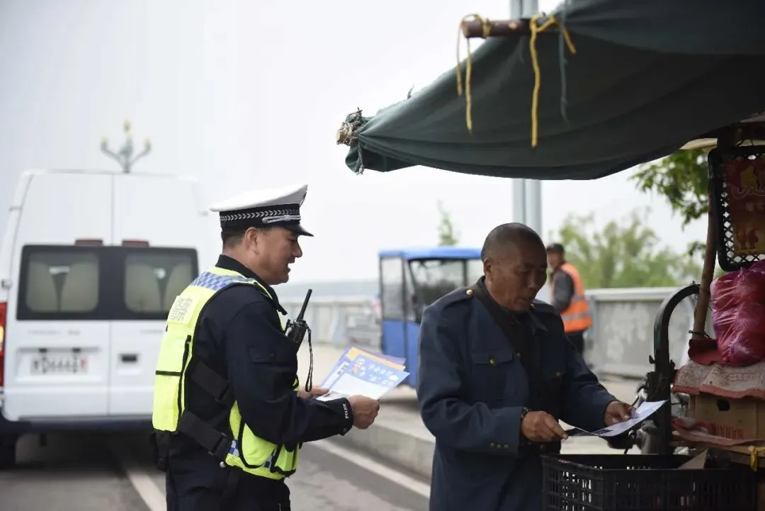 汝州交警整顿“马路市场”