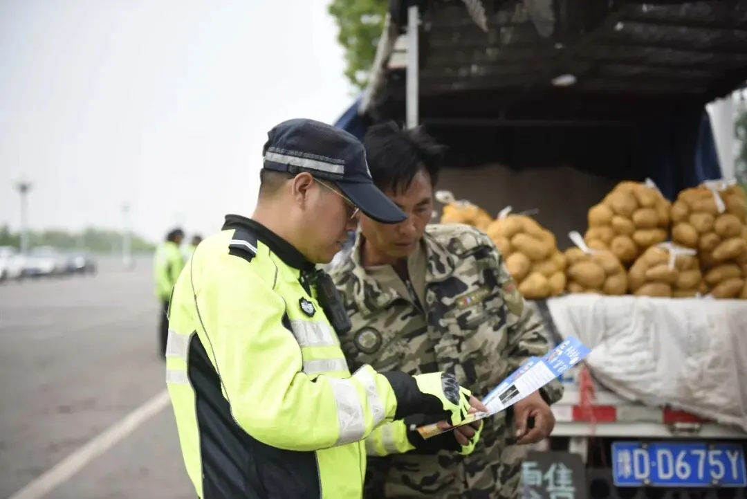 汝州交警整顿“马路市场”