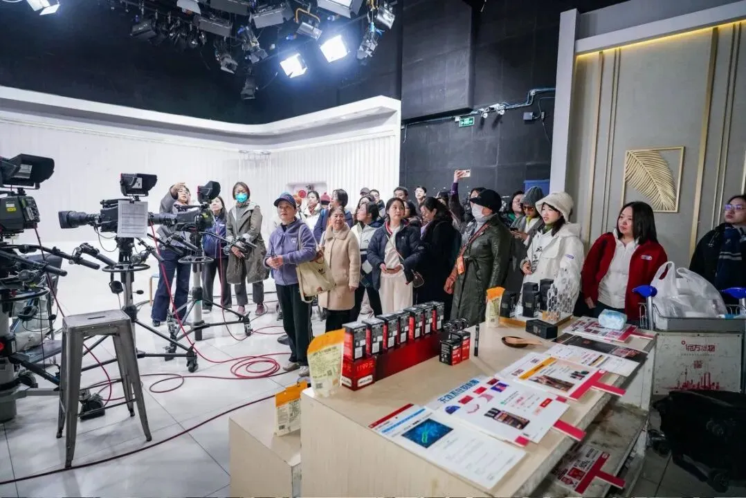 【达人领航】“码上播”新媒体营销工坊: 居民在家门口学直播、促就业、助治理