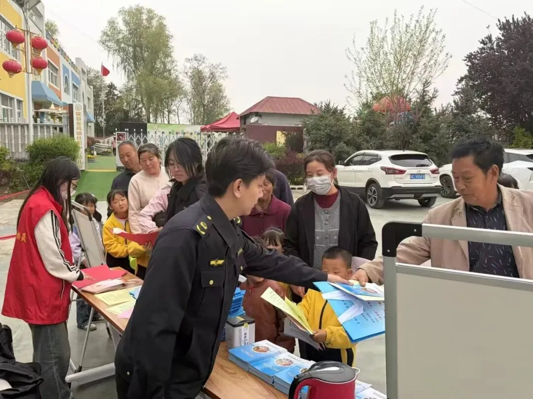 联合普法强意识 协同监管筑食安—东风市场监管所开展食品安全主题宣传活动