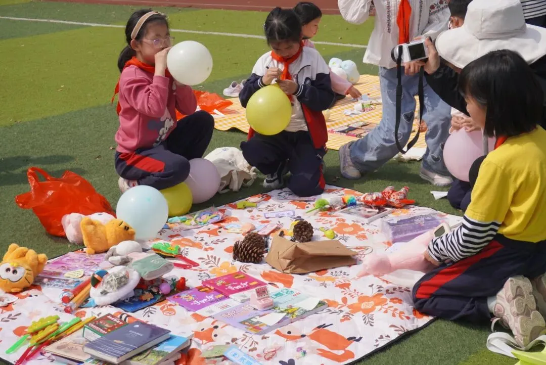 《小市场·大德育》 —我是MAN掌柜 ——华山小学三年级“跳蚤”火热开市!