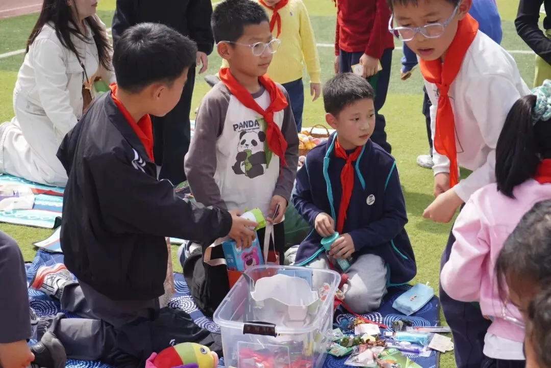 《小市场·大德育》 —我是MAN掌柜 ——华山小学三年级“跳蚤”火热开市!