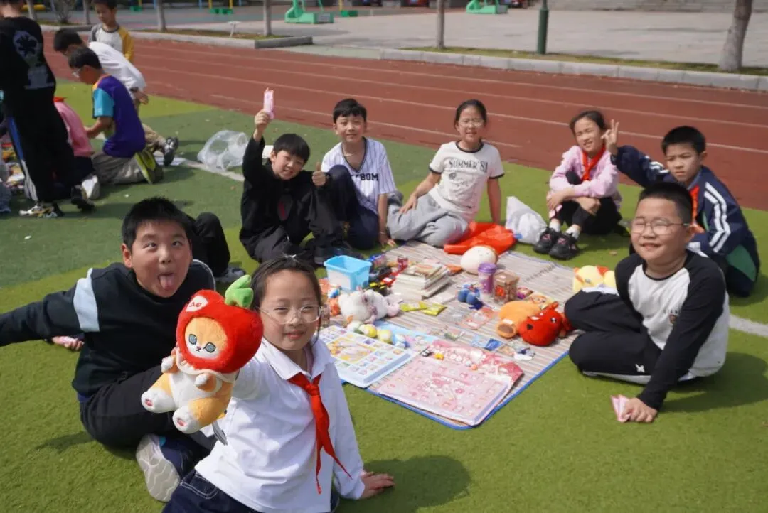 《小市场·大德育》 —我是MAN掌柜 ——华山小学三年级“跳蚤”火热开市!