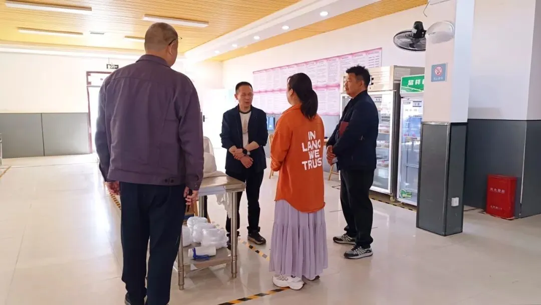 严把食品安全关,守护校园饮食安 | 市场监督局莅临我校检查学生餐厅工作