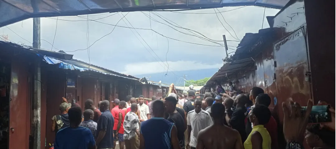 突发:马拉博中央市场发生火灾