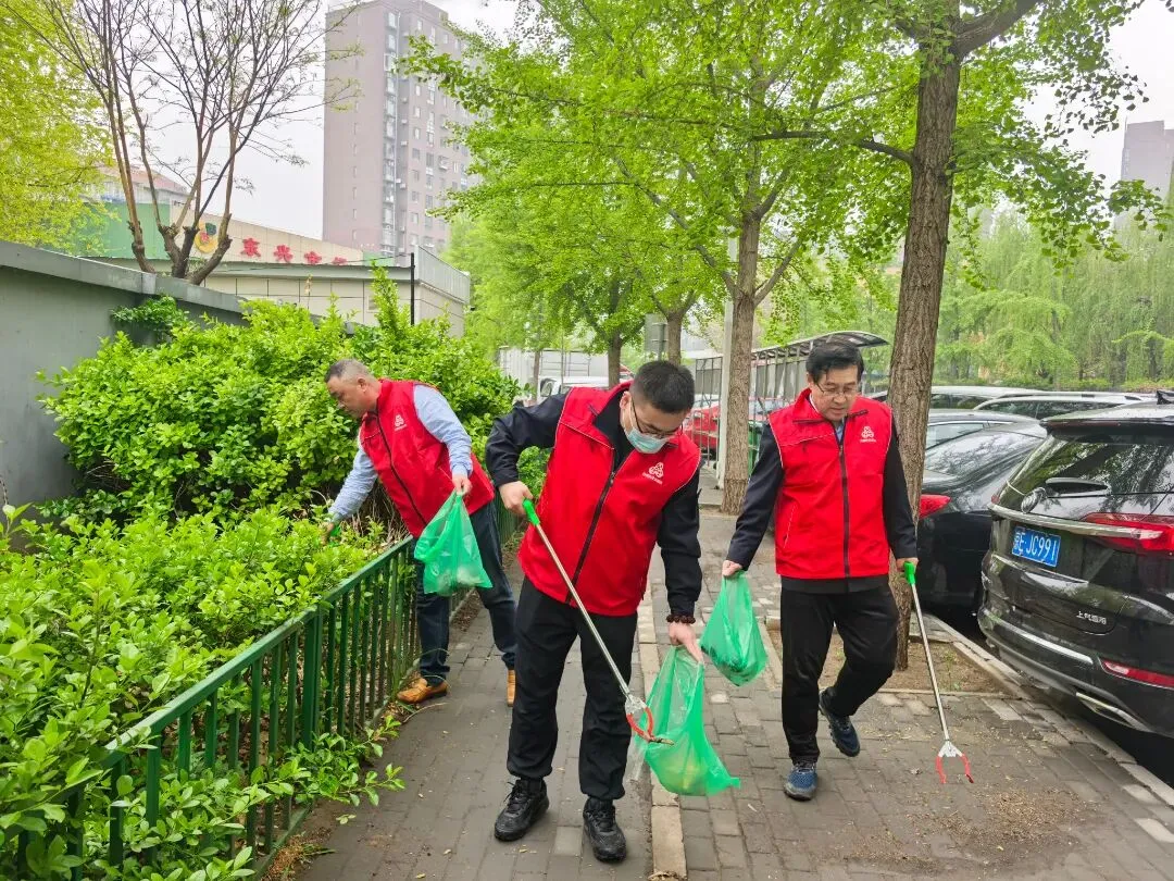 市场一科党支部开展“党旗引领护市场 环境整治我先行”主题党日活动