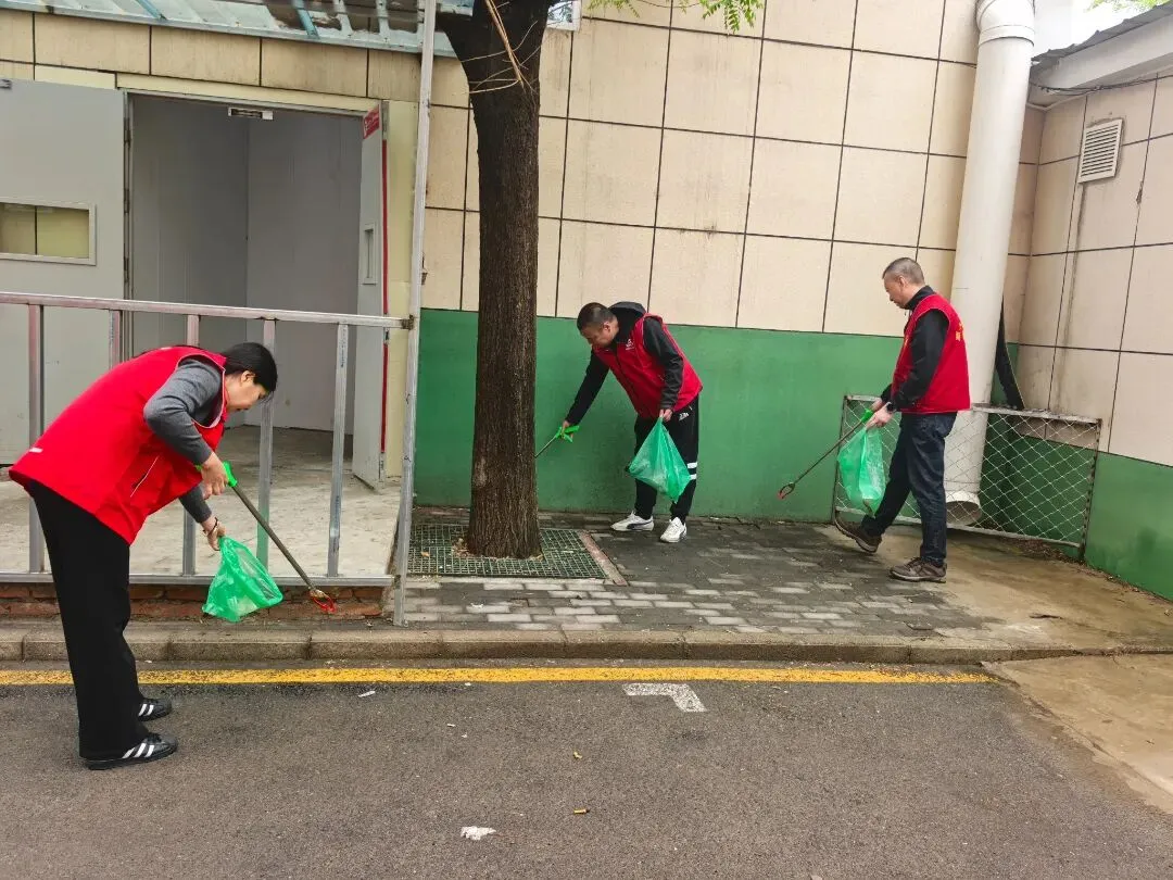 市场一科党支部开展“党旗引领护市场 环境整治我先行”主题党日活动