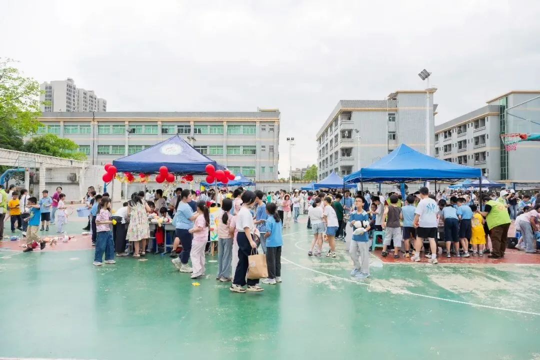 义卖献爱心!常平第四小学跳蚤市场热闹开市