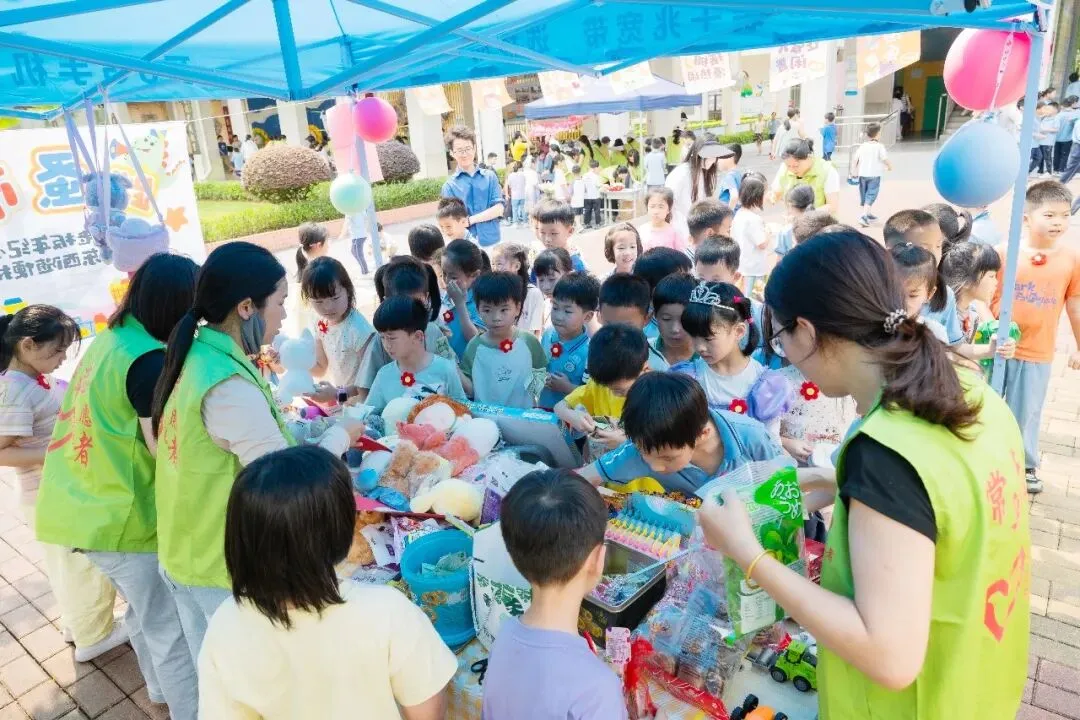 义卖献爱心!常平第四小学跳蚤市场热闹开市