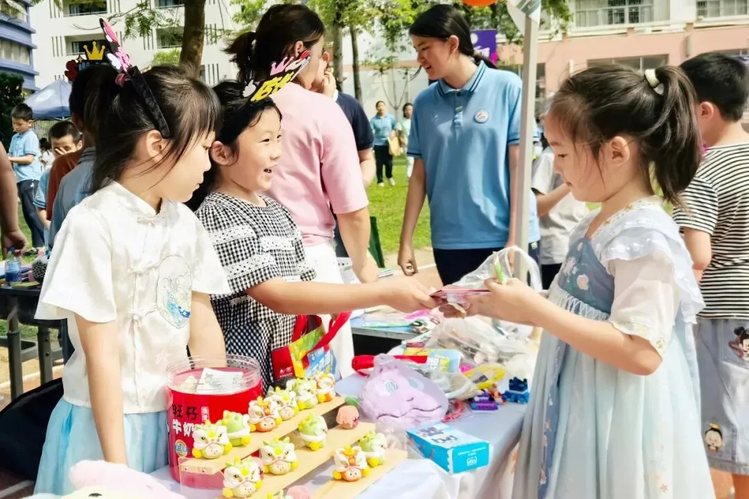 义卖献爱心!常平第四小学跳蚤市场热闹开市