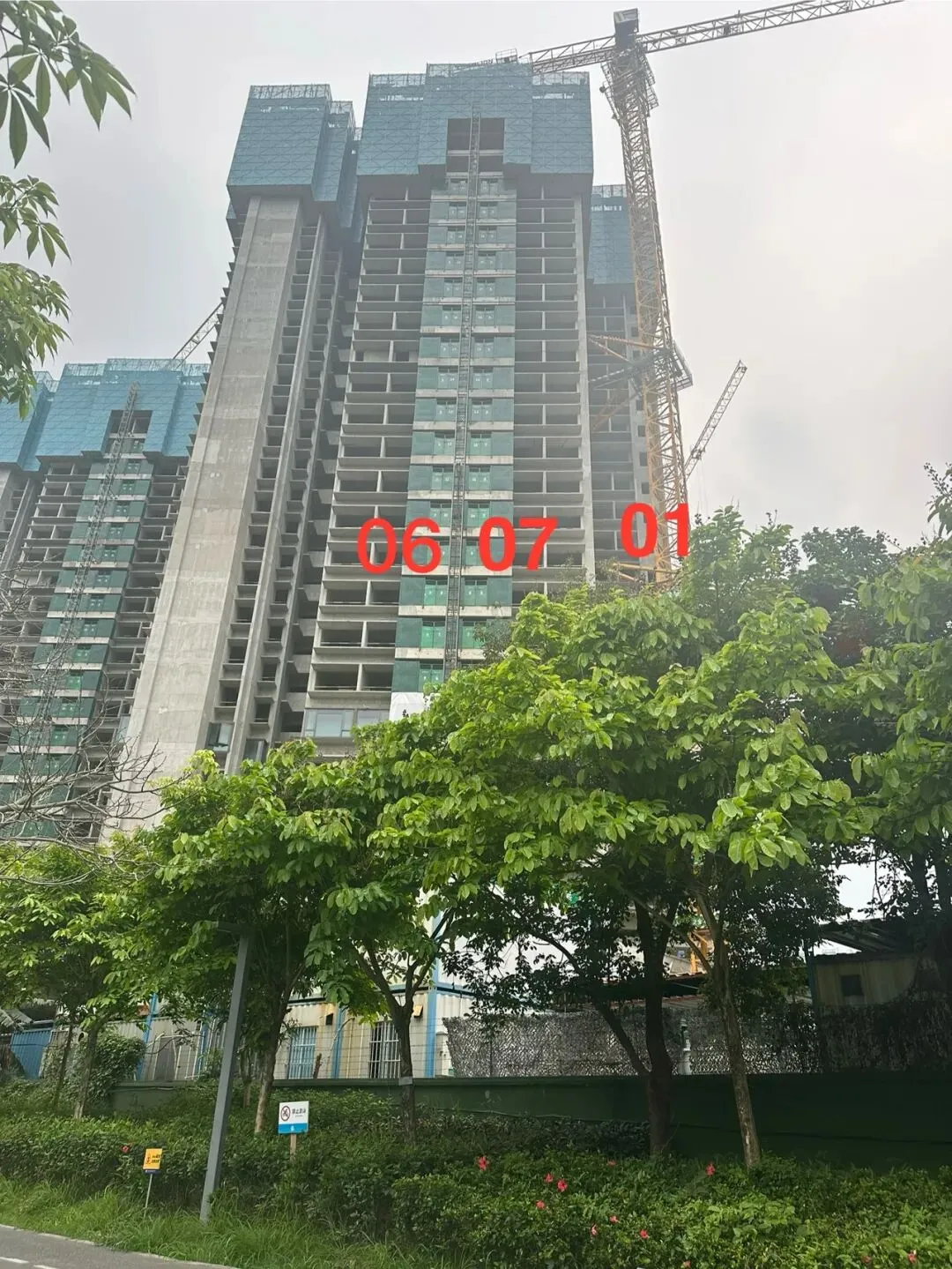 都往营销中心挤,我却陪客户围绕新世界188楼盘走了一圈