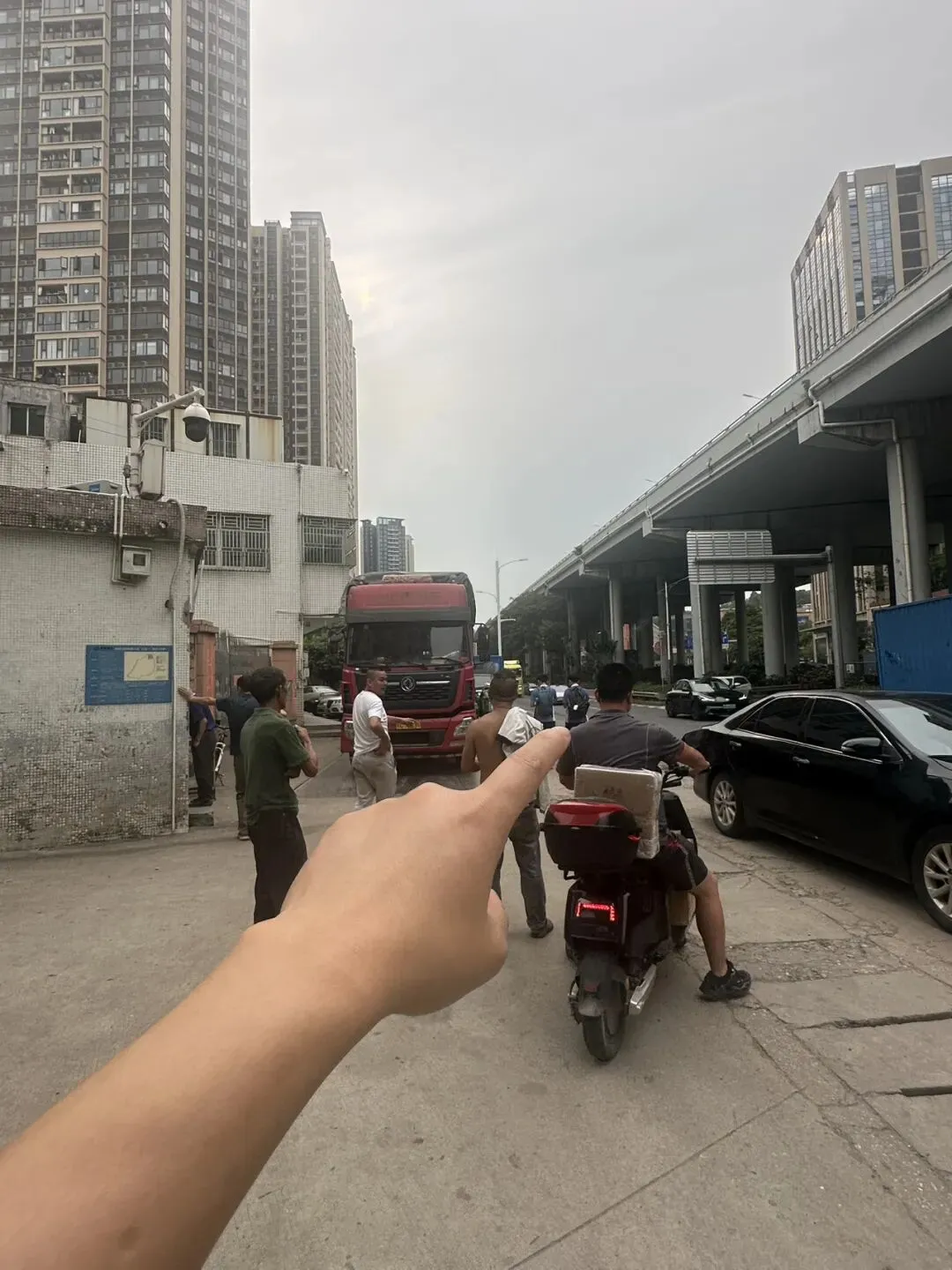 都往营销中心挤,我却陪客户围绕新世界188楼盘走了一圈