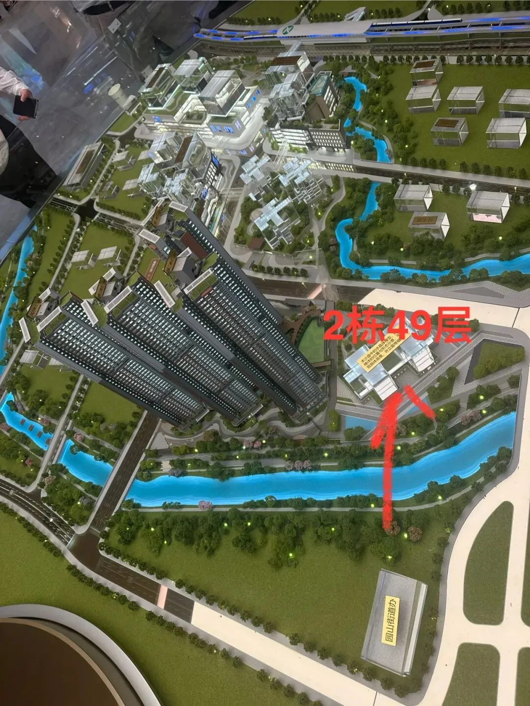 都往营销中心挤,我却陪客户围绕新世界188楼盘走了一圈