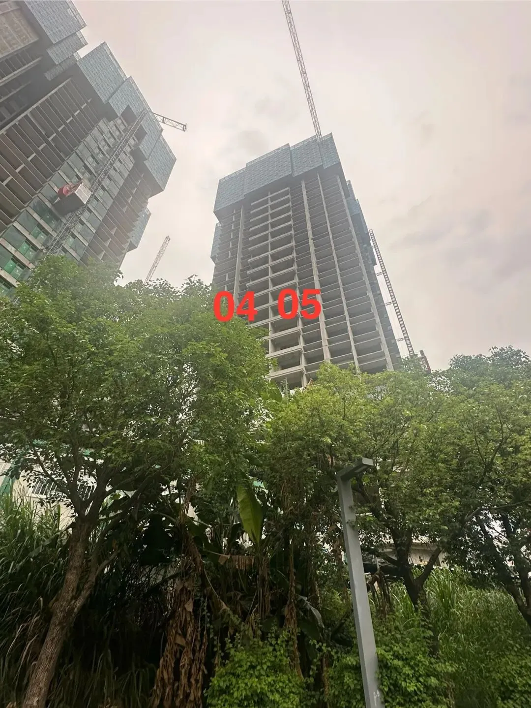 都往营销中心挤,我却陪客户围绕新世界188楼盘走了一圈