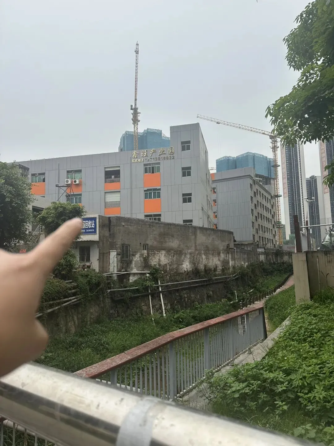 都往营销中心挤,我却陪客户围绕新世界188楼盘走了一圈