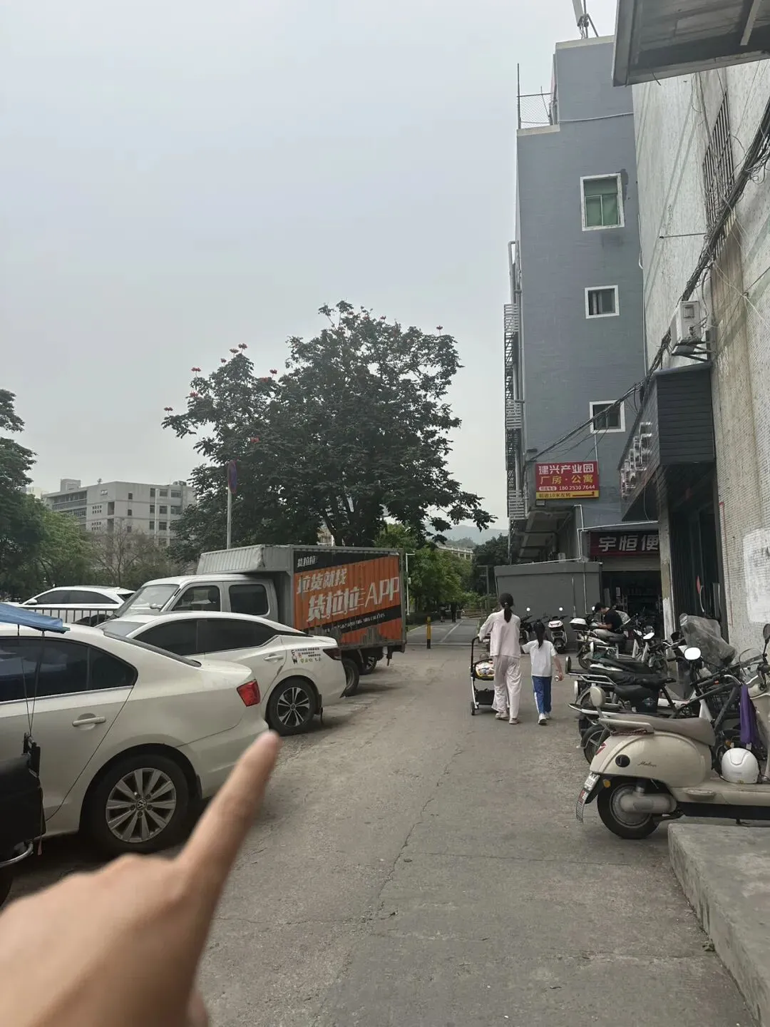 都往营销中心挤,我却陪客户围绕新世界188楼盘走了一圈