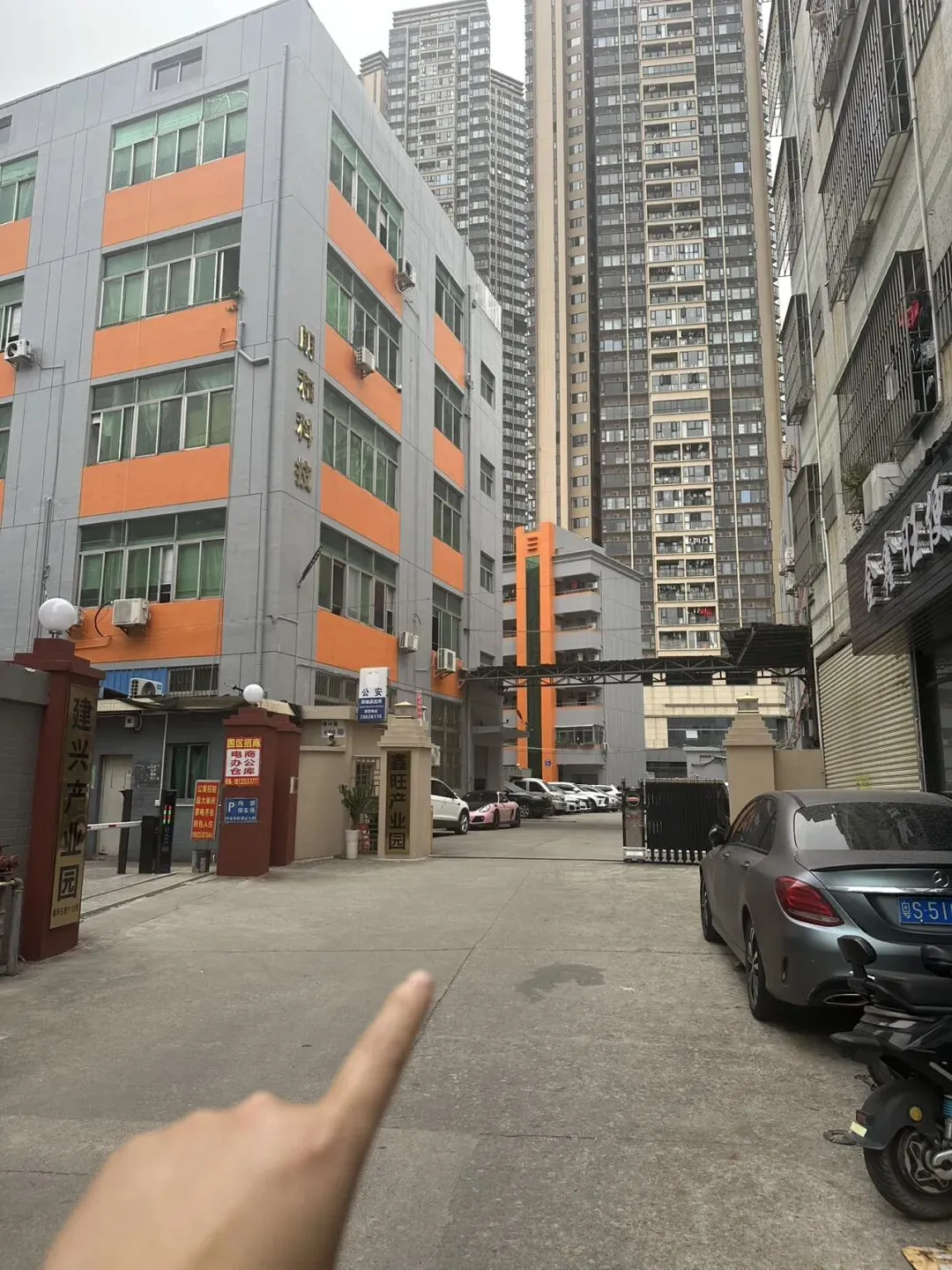 都往营销中心挤,我却陪客户围绕新世界188楼盘走了一圈