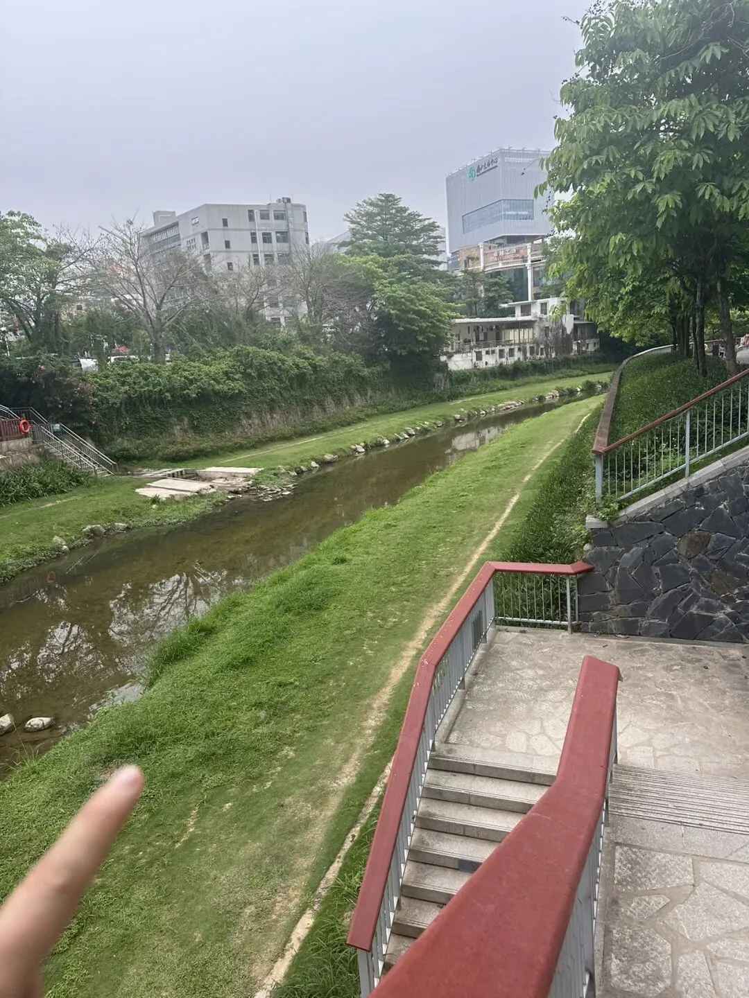 都往营销中心挤,我却陪客户围绕新世界188楼盘走了一圈