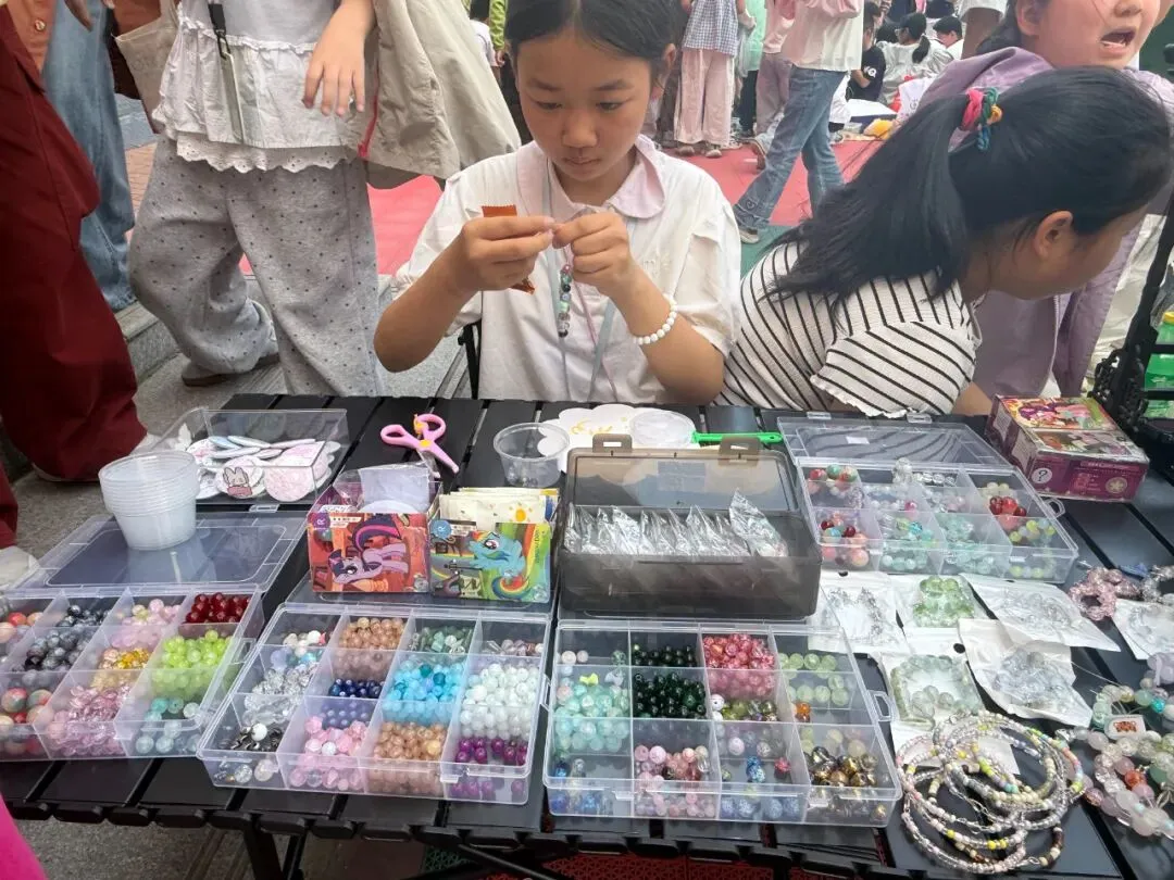 荥阳市菖蒲路小学第四届跳蚤市场热闹开市——“跳蚤小市场”里上好“成长大课堂”