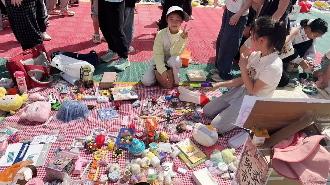 荥阳市菖蒲路小学第四届跳蚤市场热闹开市——“跳蚤小市场”里上好“成长大课堂”