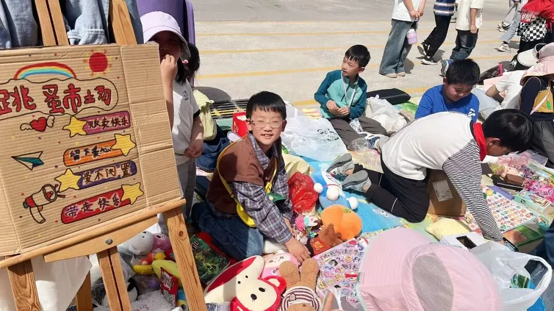 荥阳市菖蒲路小学第四届跳蚤市场热闹开市——“跳蚤小市场”里上好“成长大课堂”