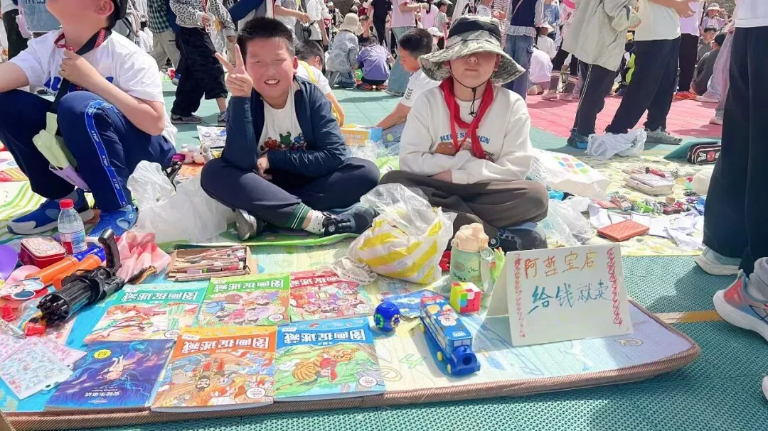 荥阳市菖蒲路小学第四届跳蚤市场热闹开市——“跳蚤小市场”里上好“成长大课堂”