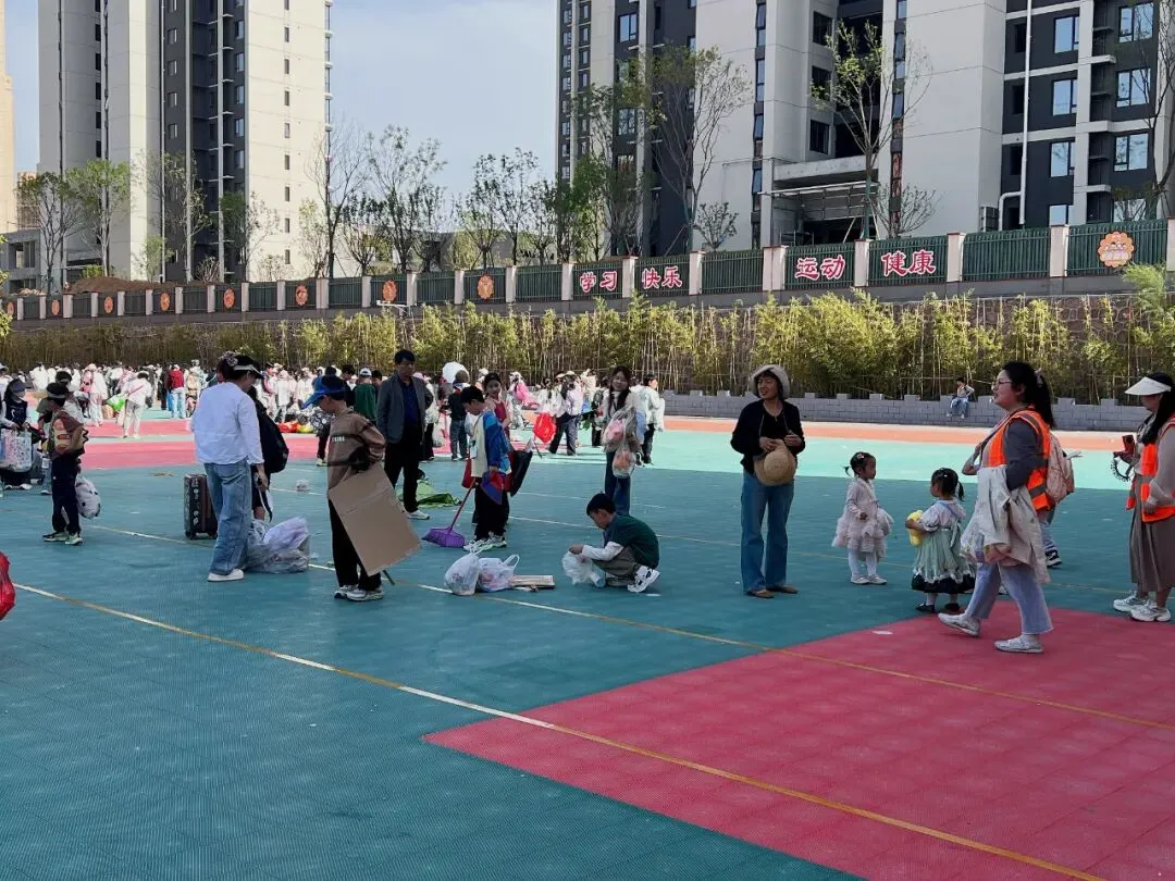 荥阳市菖蒲路小学第四届跳蚤市场热闹开市——“跳蚤小市场”里上好“成长大课堂”