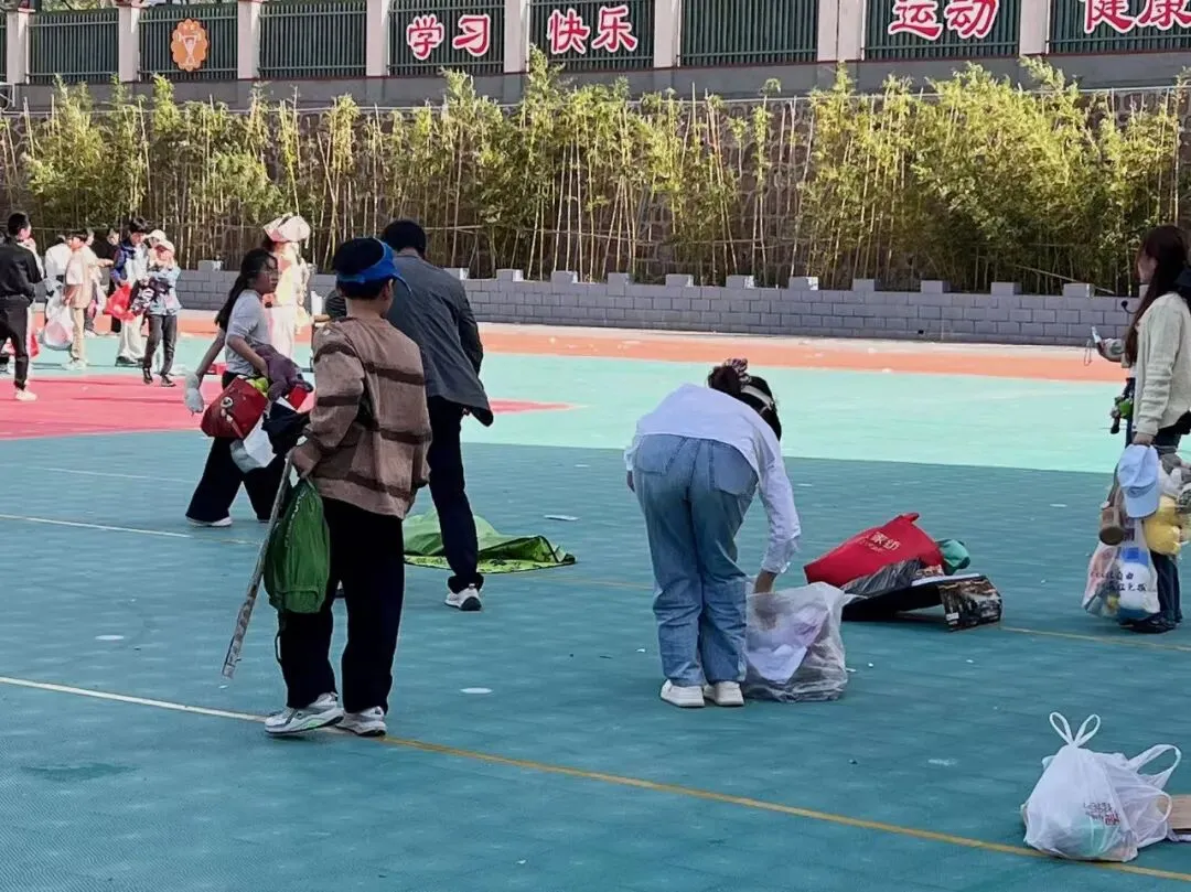 荥阳市菖蒲路小学第四届跳蚤市场热闹开市——“跳蚤小市场”里上好“成长大课堂”