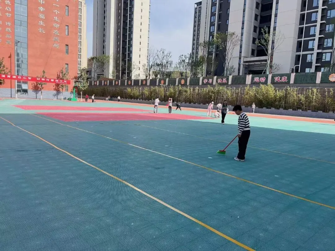 荥阳市菖蒲路小学第四届跳蚤市场热闹开市——“跳蚤小市场”里上好“成长大课堂”