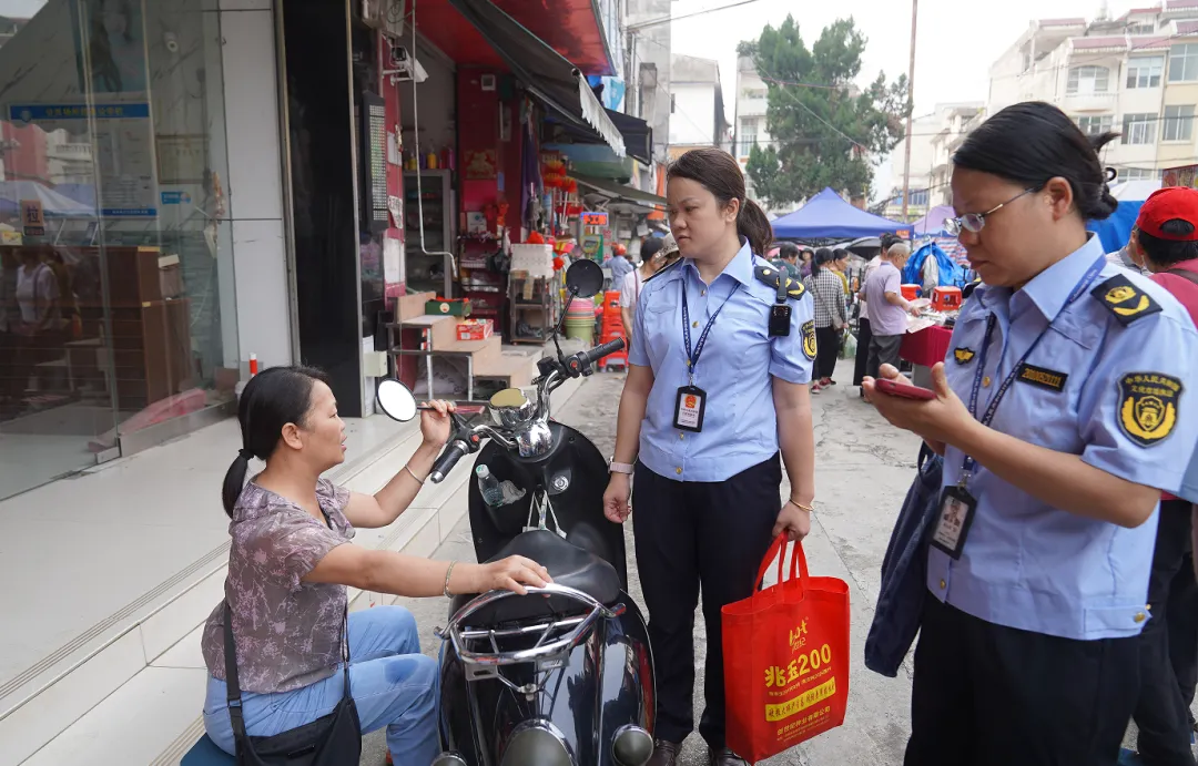 净化文化市场环境护航“三月三”与世界读书日——德保县开展“扫黄打非”专项整治行动