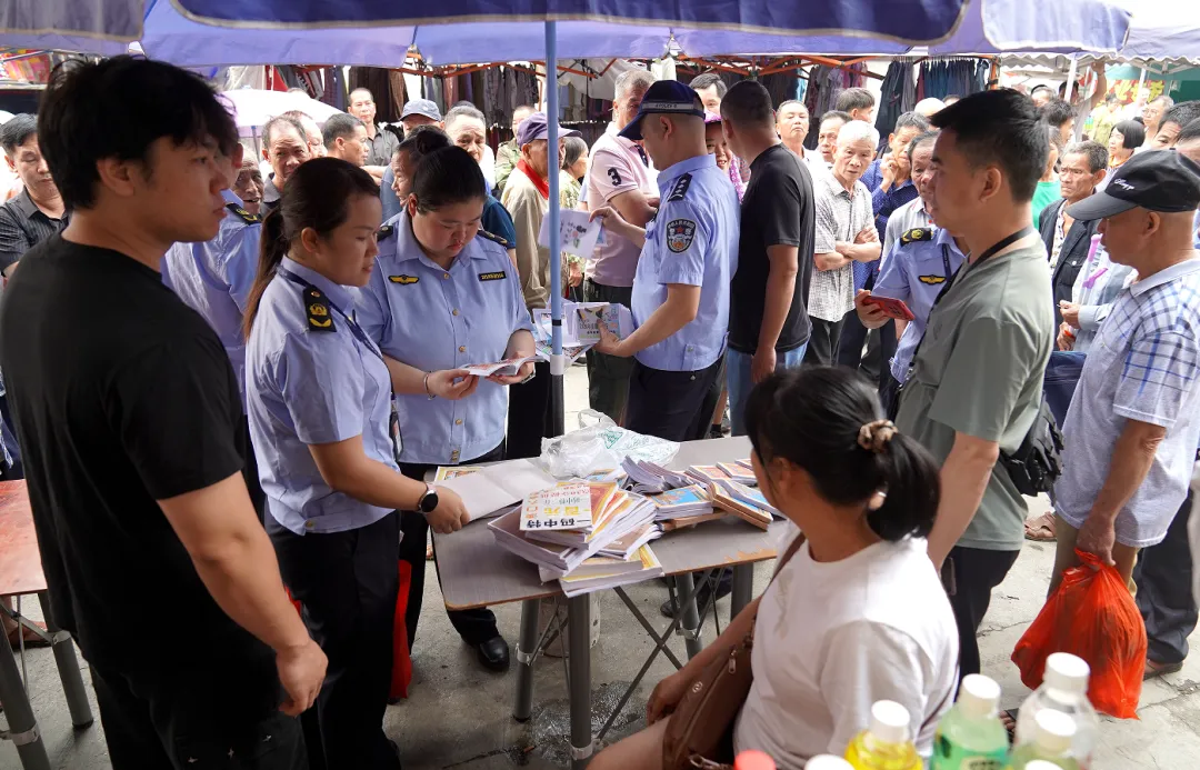 净化文化市场环境护航“三月三”与世界读书日——德保县开展“扫黄打非”专项整治行动