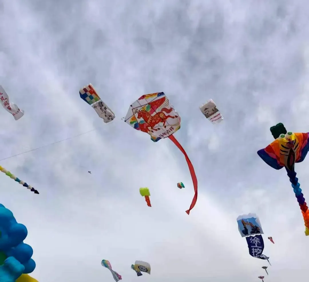 潍坊市市场监管局代表队参加第43届潍坊国际风筝会2026潍坊风筝大赛