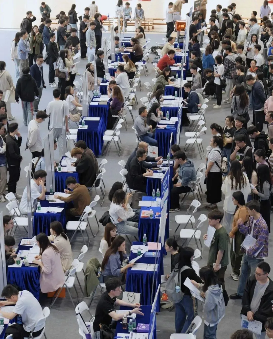 2026就业市场真相:一边挤破头,一边招不到人,普通人该如何破局?