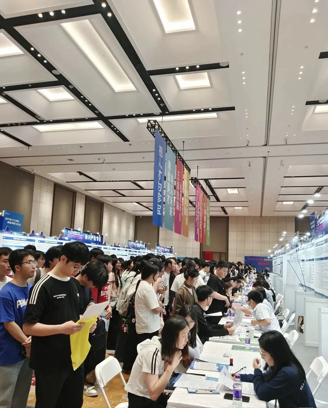 2026就业市场真相:一边挤破头,一边招不到人,普通人该如何破局?