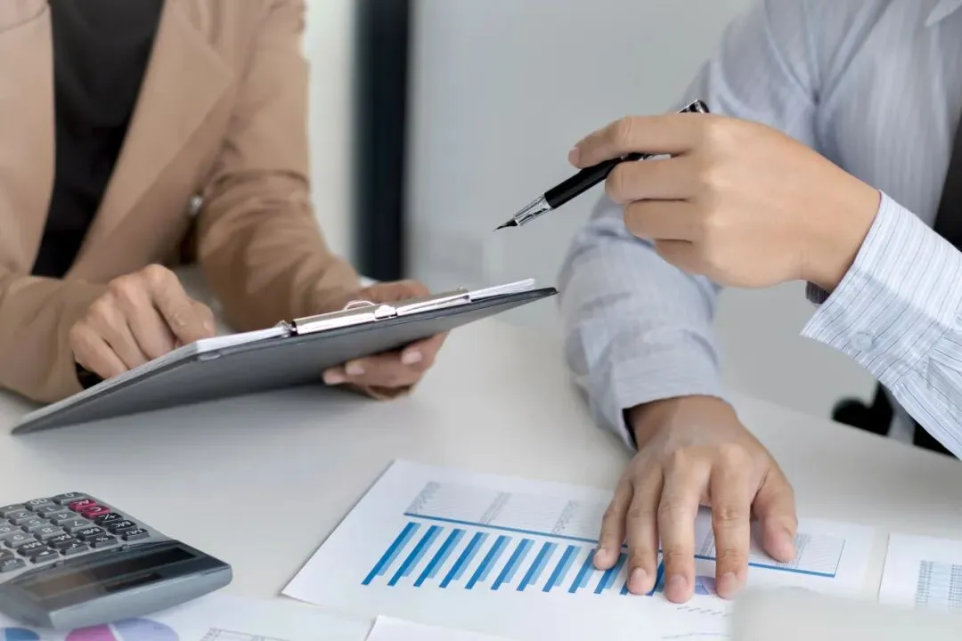 新案速递:新三板市场供应商、客户帮助发行人财务造假,怎样担责?