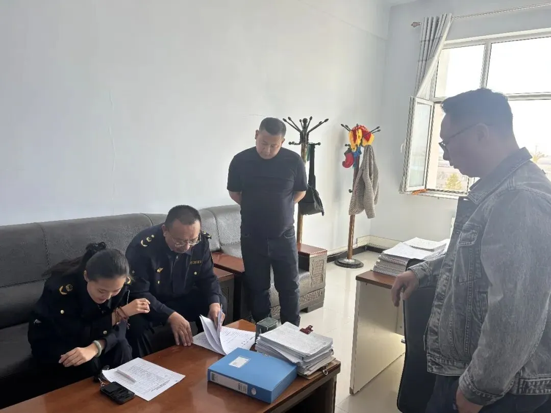 旗教育局联合市场监督管理局开展中小学校服及教辅材料管理专项检查