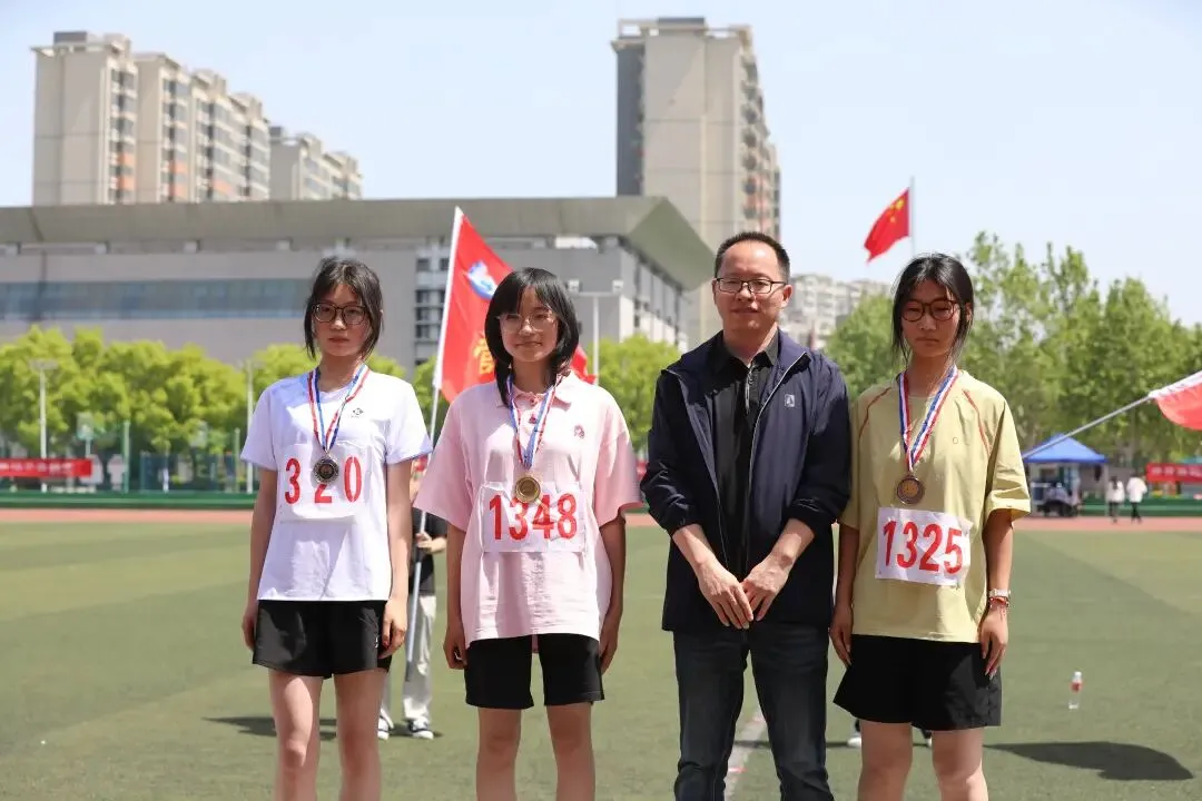 赛场扬锋芒,少年赴荣光I数字营销学院2026年校运会再创佳绩