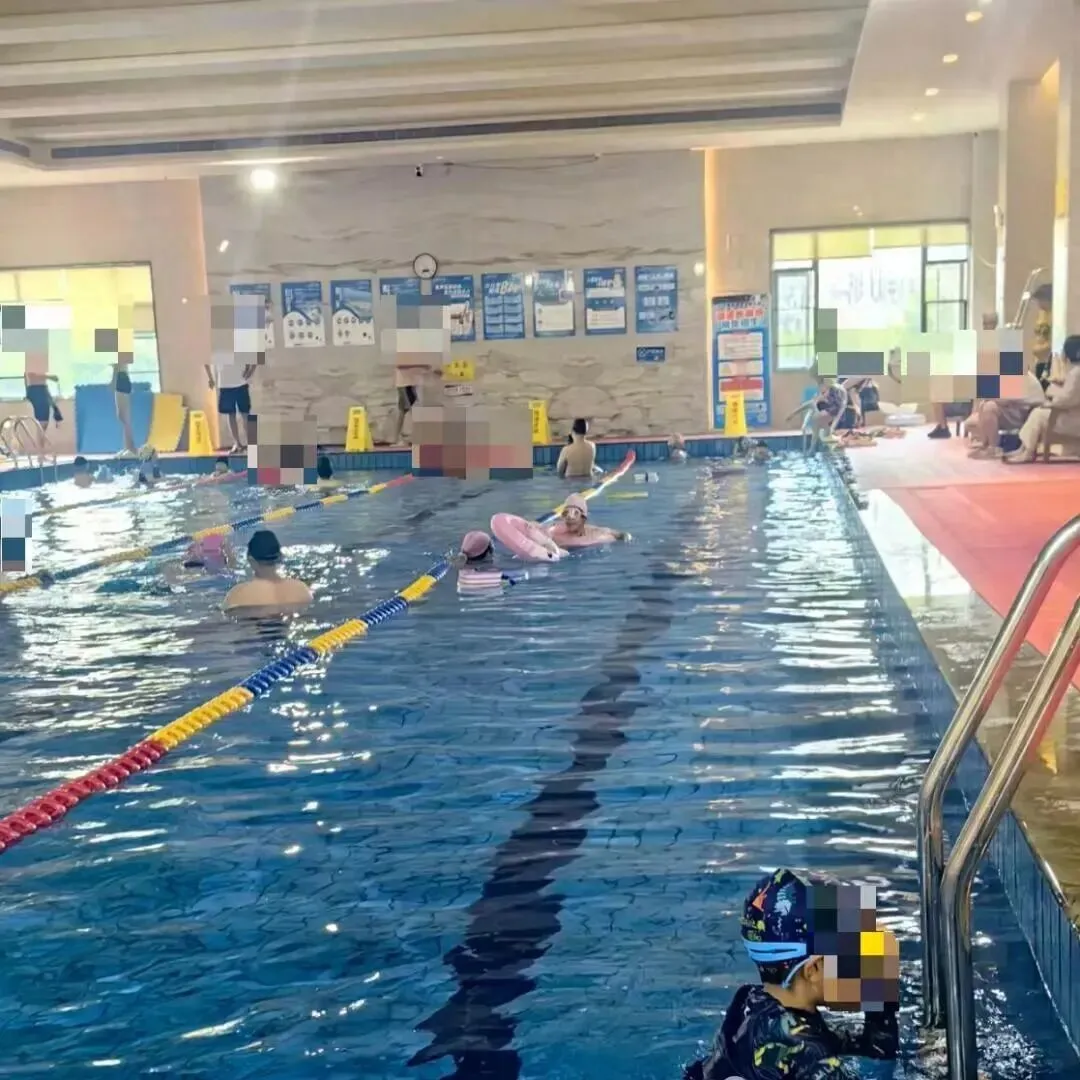 突发!江夏区雅居乐花园小区营销中心二楼的乐居雅游泳馆突然闭店失联