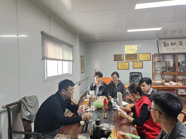 党建领航聚合力 数智营销赋新能——河南省科技特派员张晓娜深入新乡豫贺食品发展有限公司开展科技助企服务