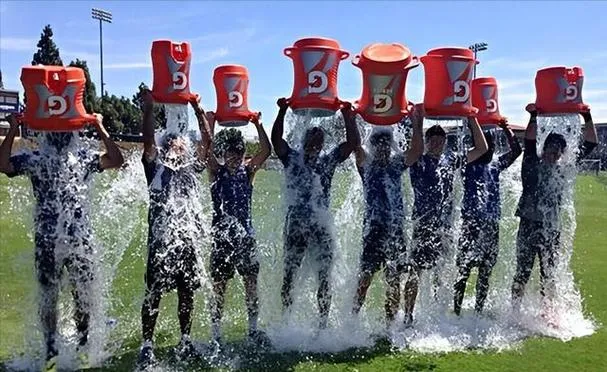 【全球鬼才营销系列】第七期:2014年夏天,全球名人为何集体“自虐”?一场浇下2.2亿美元的“病毒式”狂欢