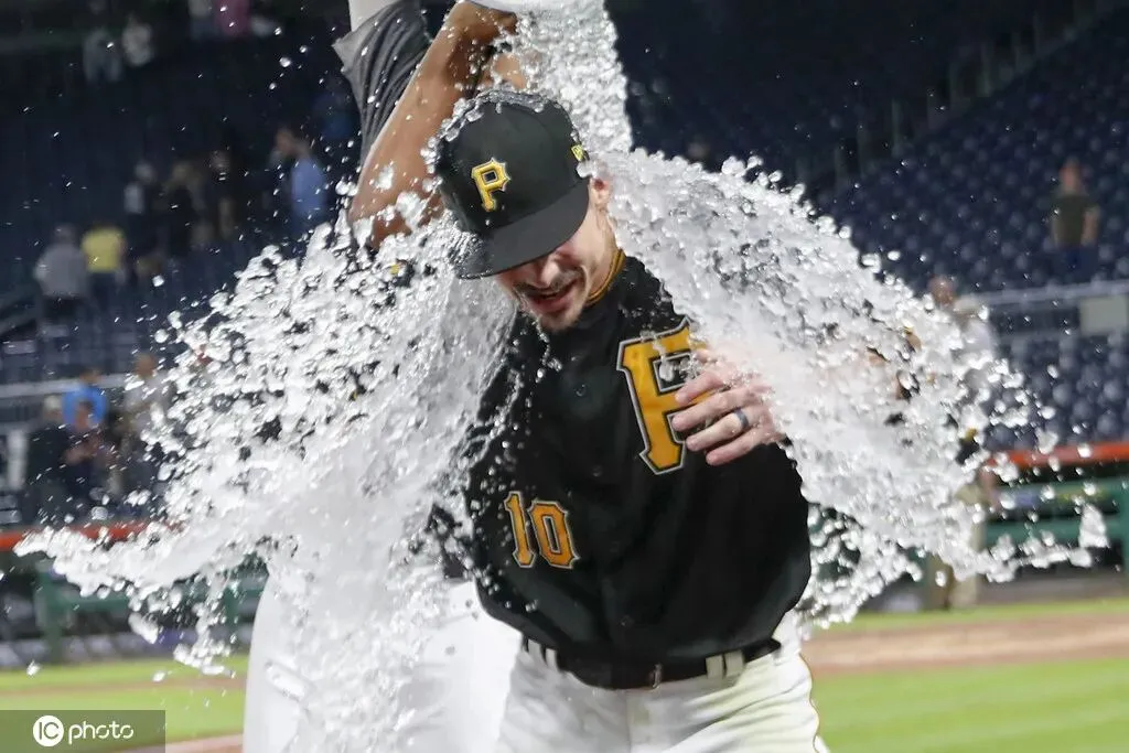 【全球鬼才营销系列】第七期:2014年夏天,全球名人为何集体“自虐”?一场浇下2.2亿美元的“病毒式”狂欢