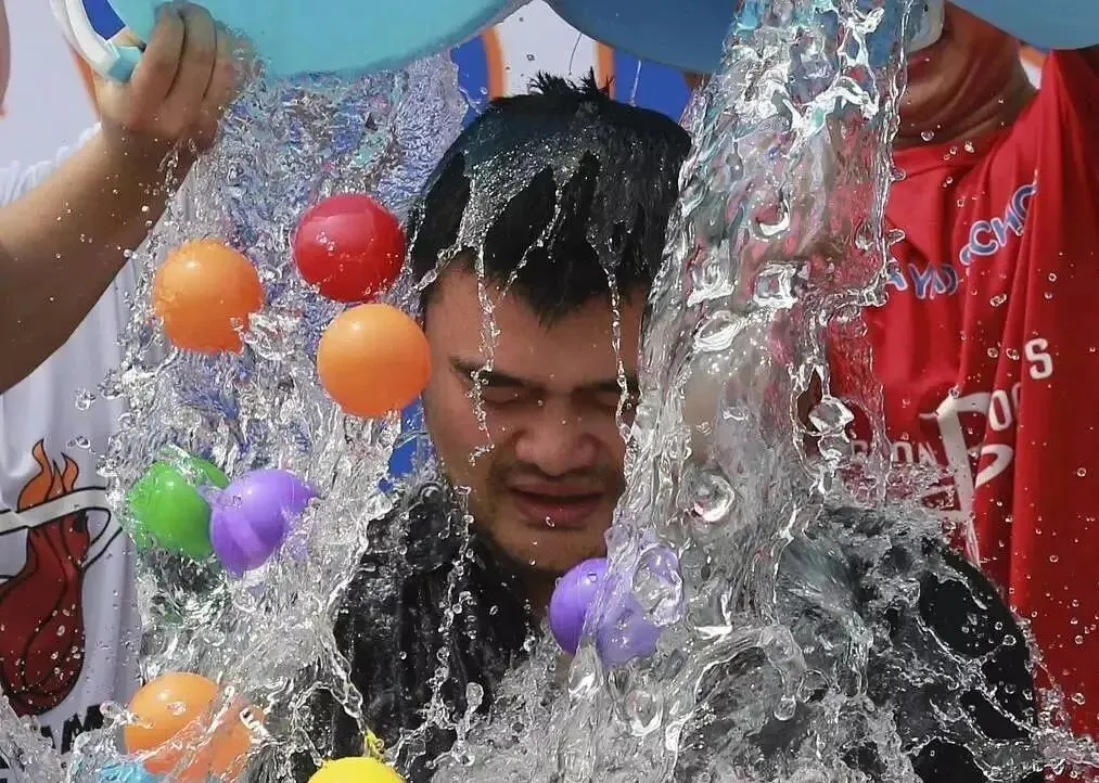 【全球鬼才营销系列】第七期:2014年夏天,全球名人为何集体“自虐”?一场浇下2.2亿美元的“病毒式”狂欢