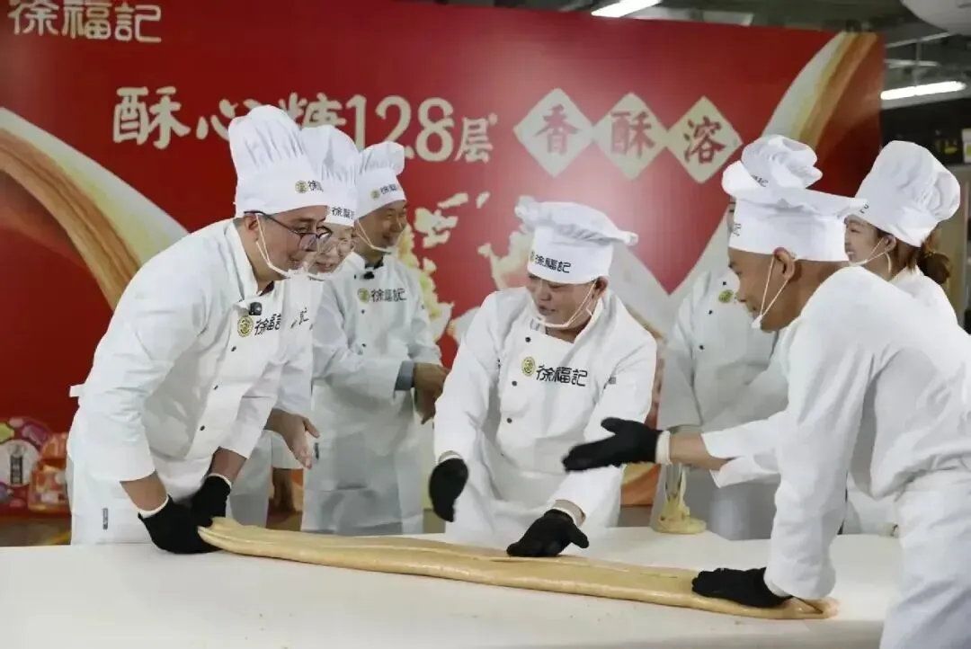 品牌营销动向「喜茶把围挡做成喜帖画展?」