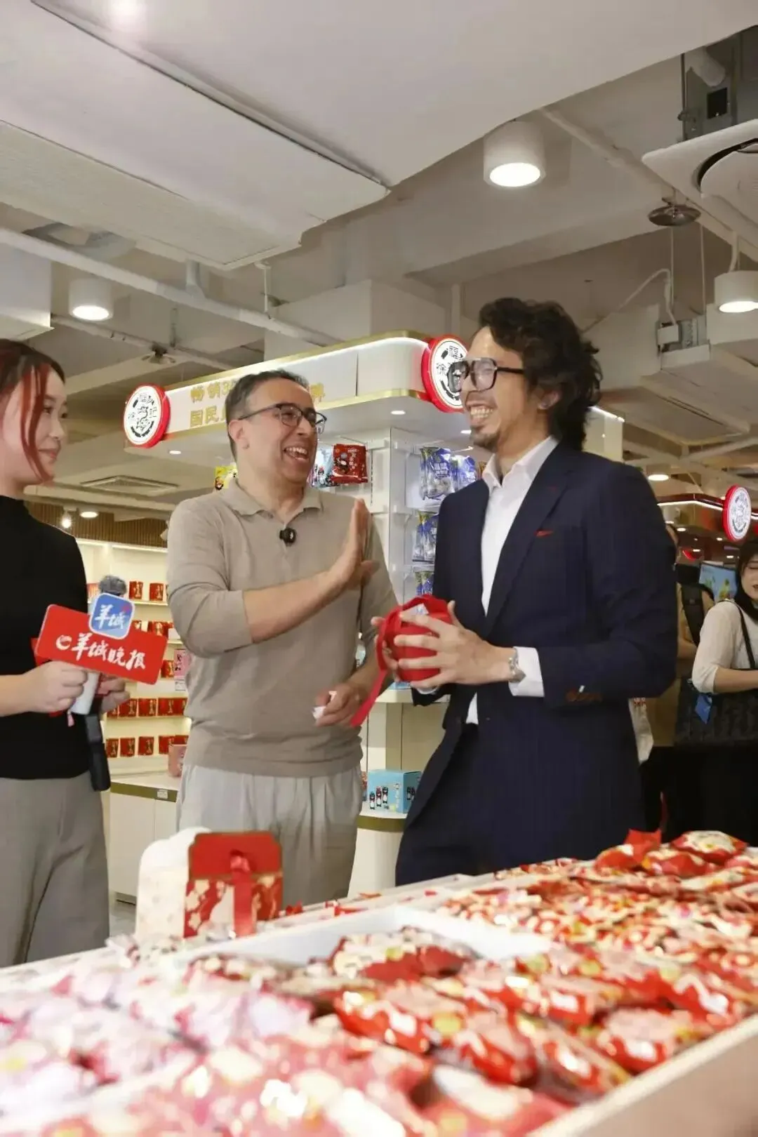 品牌营销动向「喜茶把围挡做成喜帖画展?」