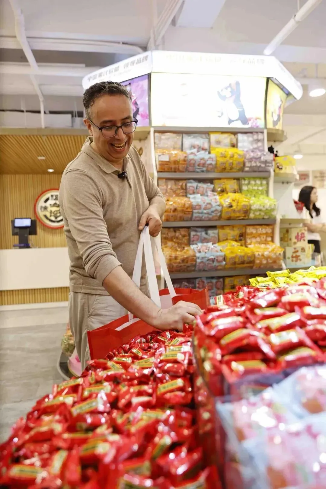 品牌营销动向「喜茶把围挡做成喜帖画展?」