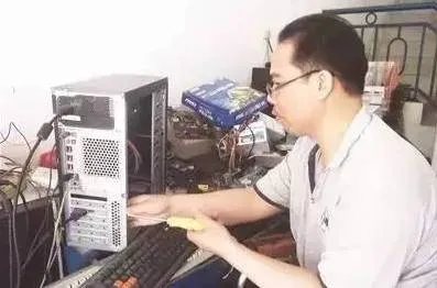 【励志诏安】大叔身虽残疾,却凭电脑维修技术自强自立!